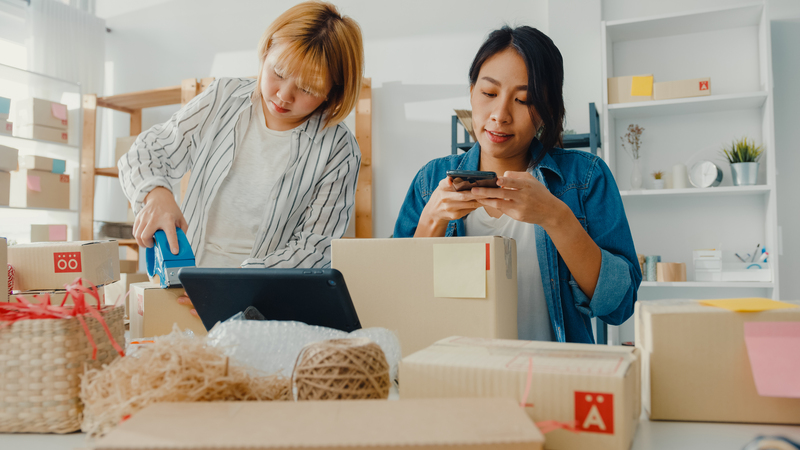 How to track web user on ecommerce sites - Young Asia businesswomen using mobile phone call receiving purch